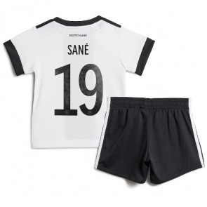 Tyskland Leroy Sane #19 babykläder Hemmatröja barn VM 2022 Korta ärmar (+ Korta byxor)